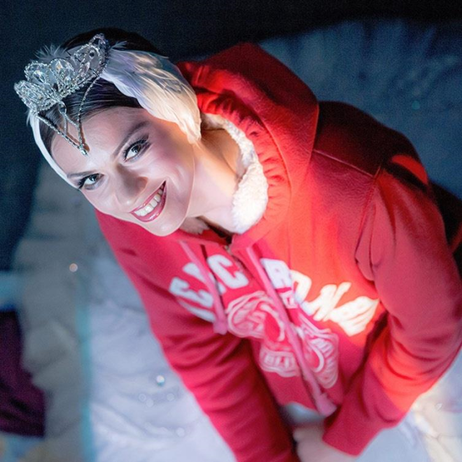 La Bailarina Rusa Anna Shcherbakova Dona Una Tiara A La Casa De La Danza Riojaforum Palacio De Congresos