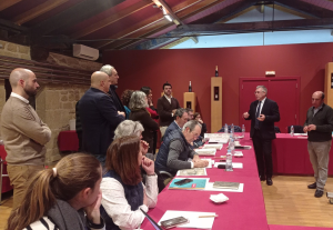 El Gobierno de La Rioja se reúne en Haro con la Asociación de Bodegas del Barrio de la Estación para presentar un proyecto destinado a peatonalizar esta zona