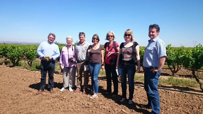 Cinco periodistas internacionales visitan La Rioja para participar mañana en la Batalla del Vino y conocer diferentes recursos turísticos de la Comunidad a iniciativa de La Rioja Turismo