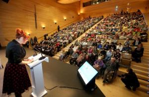 La Caixa homenajea a 400 personas mayores