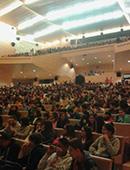 Más de 1.200 alumnos de Secundaria y Bachillerato asisten a la representación de 'El nombre de la rosa'