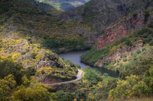La corrala, los ríos y la villa emergida: Canales de la Sierra, Villavelayo y Mansilla de la Sierra.