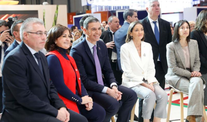 El presidente Sánchez visita el estand de La Rioja en FITUR para conocer cómo la región aprovecha los fondos europeos para transformar la oferta turística