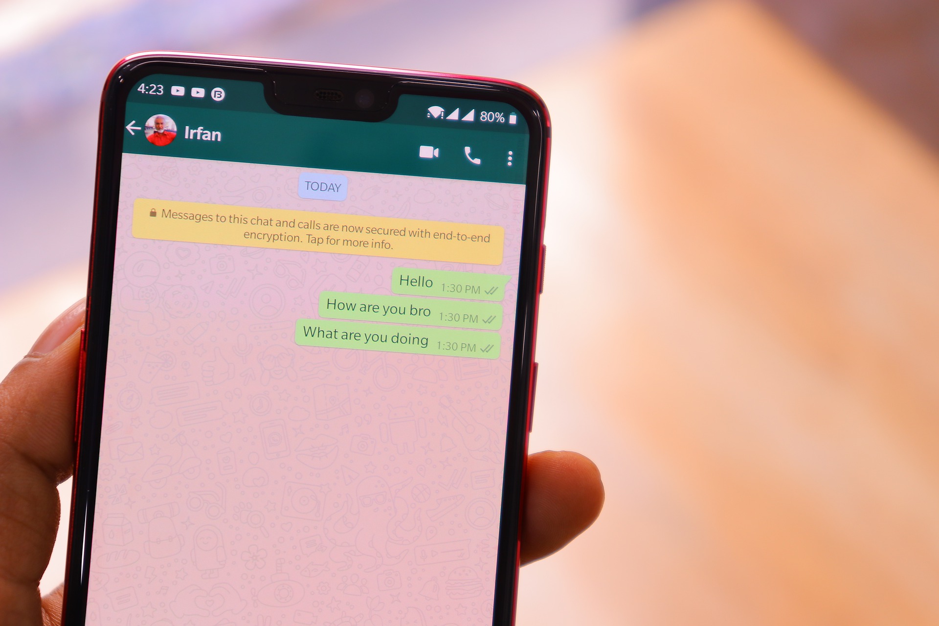 Pantalla de móvil con un mensaje de  whatsapp
