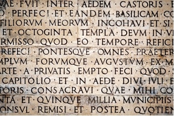Inscripción en latín en la pared exterior de la pared del Ara Pacis en Roma