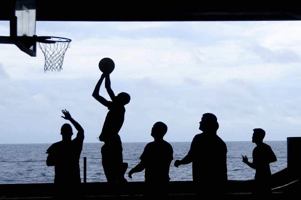 Imagen de siluetas jugando al baloncesto