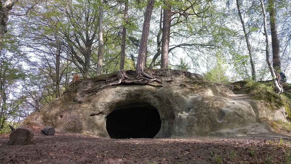 Imagen de la entrada de una cueva