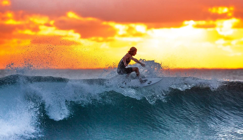 Imagen de un joven haciendo surf