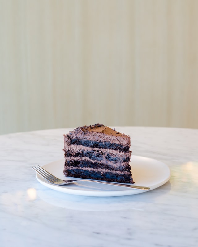 Imagen de un trozo de tarta de chocolate en un plato con un tenedor