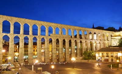 Fotografía a color del acueducto de Segovia de noche