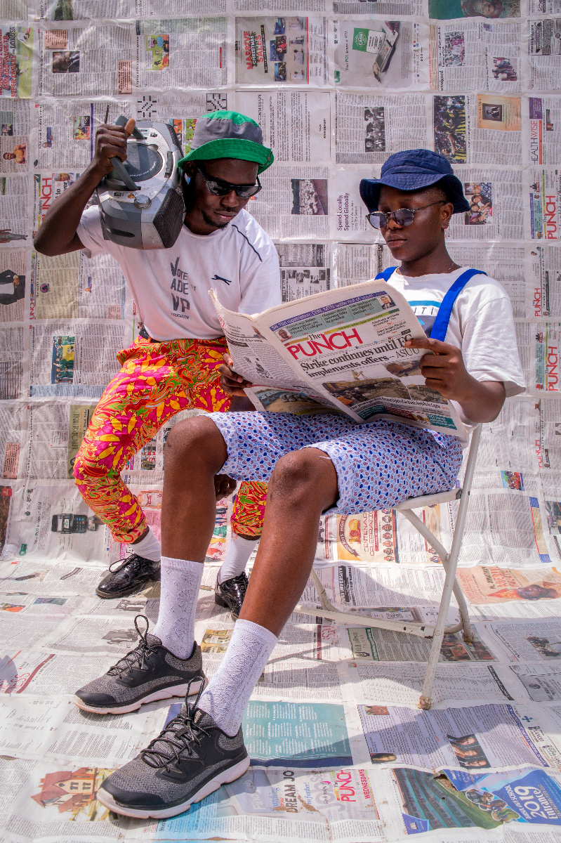 Chicos leyendo periódico Chicos leyendo periódico