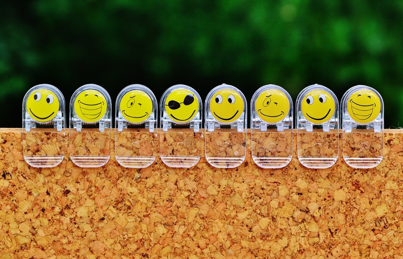 Varios emoticonos que expresan emociones
