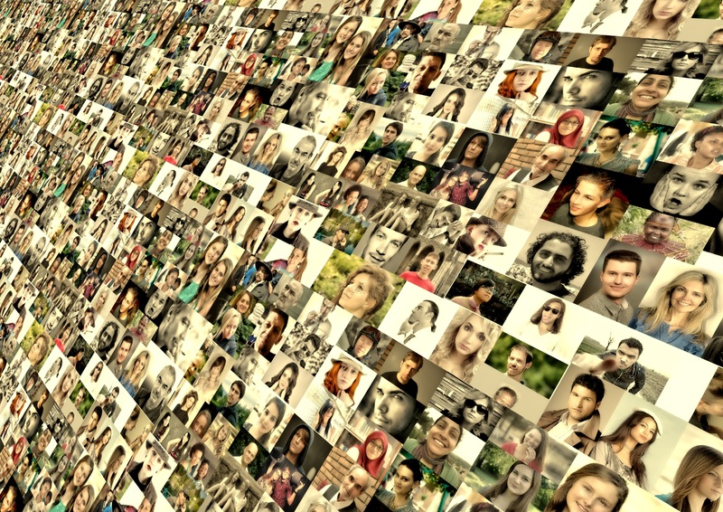 Retratos pequeños de cientos de personas