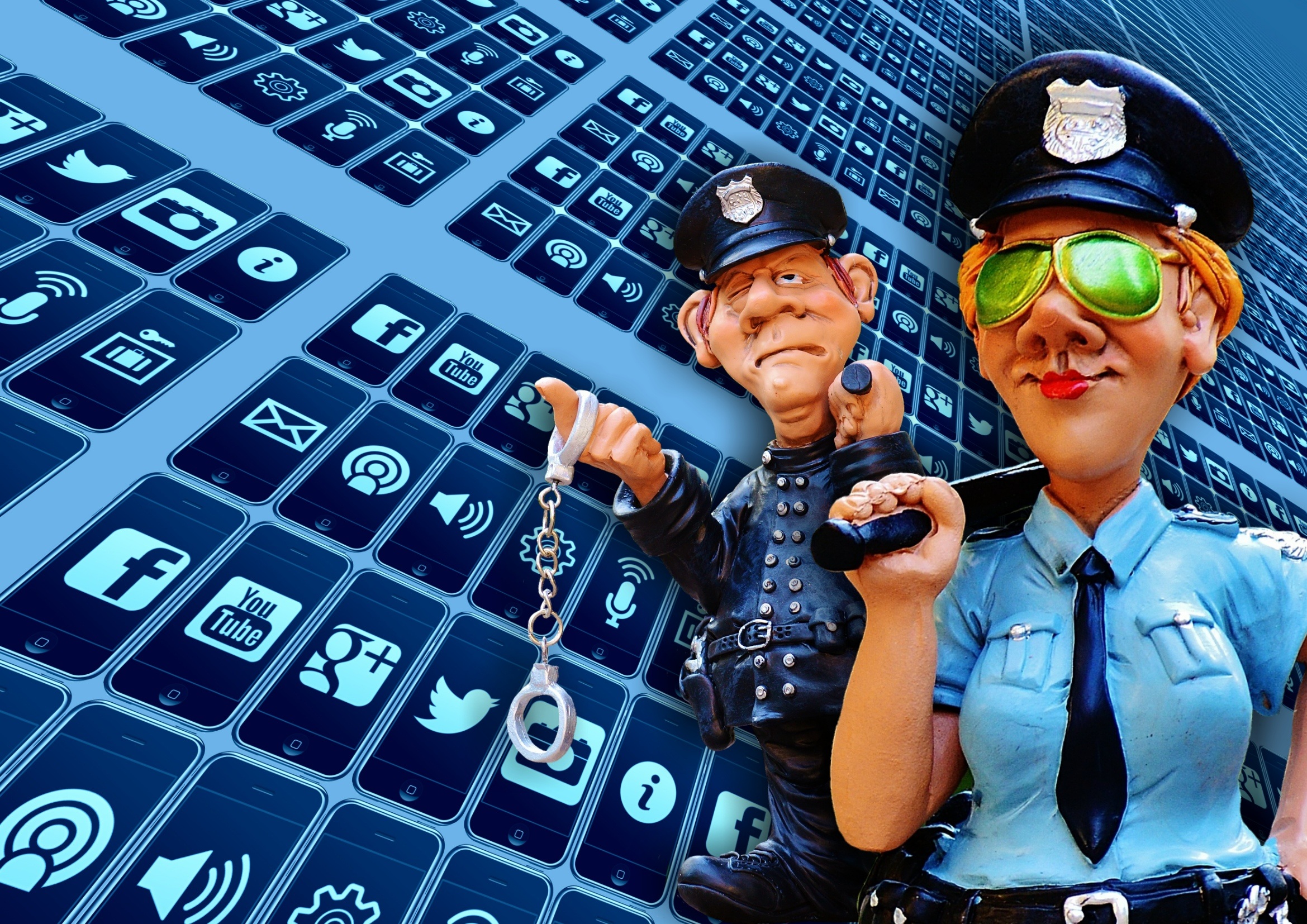 Policías vigilando las redes sociales