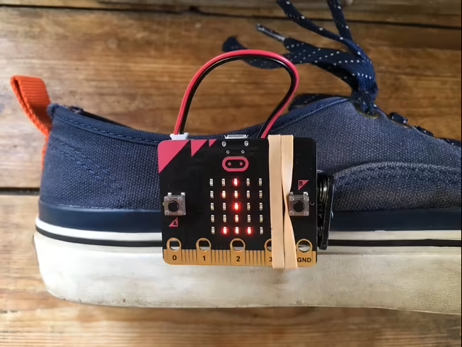Podómetro Microbit Micrbot adherida a un zapato