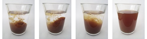 4 vasos con una sustancia marrón disolviéndose en agua