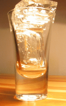 Hielo derritiéndose en un vaso