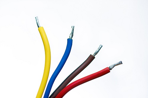 4 cables de colores con las puntas peladas