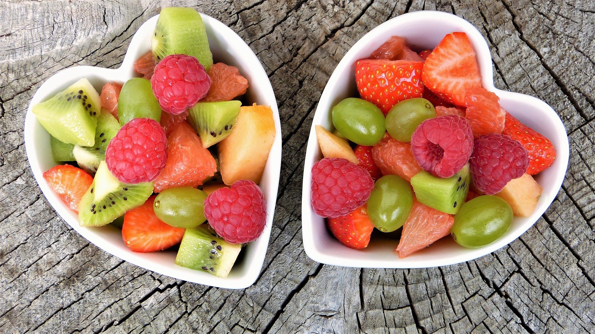 Dos cuencos llenos de macedonia de fruta