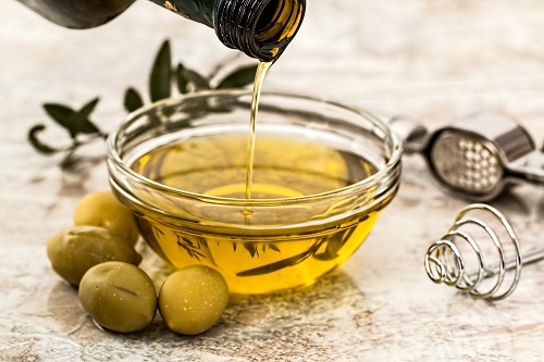 Aceite de oliva cayendo a un cuenco
