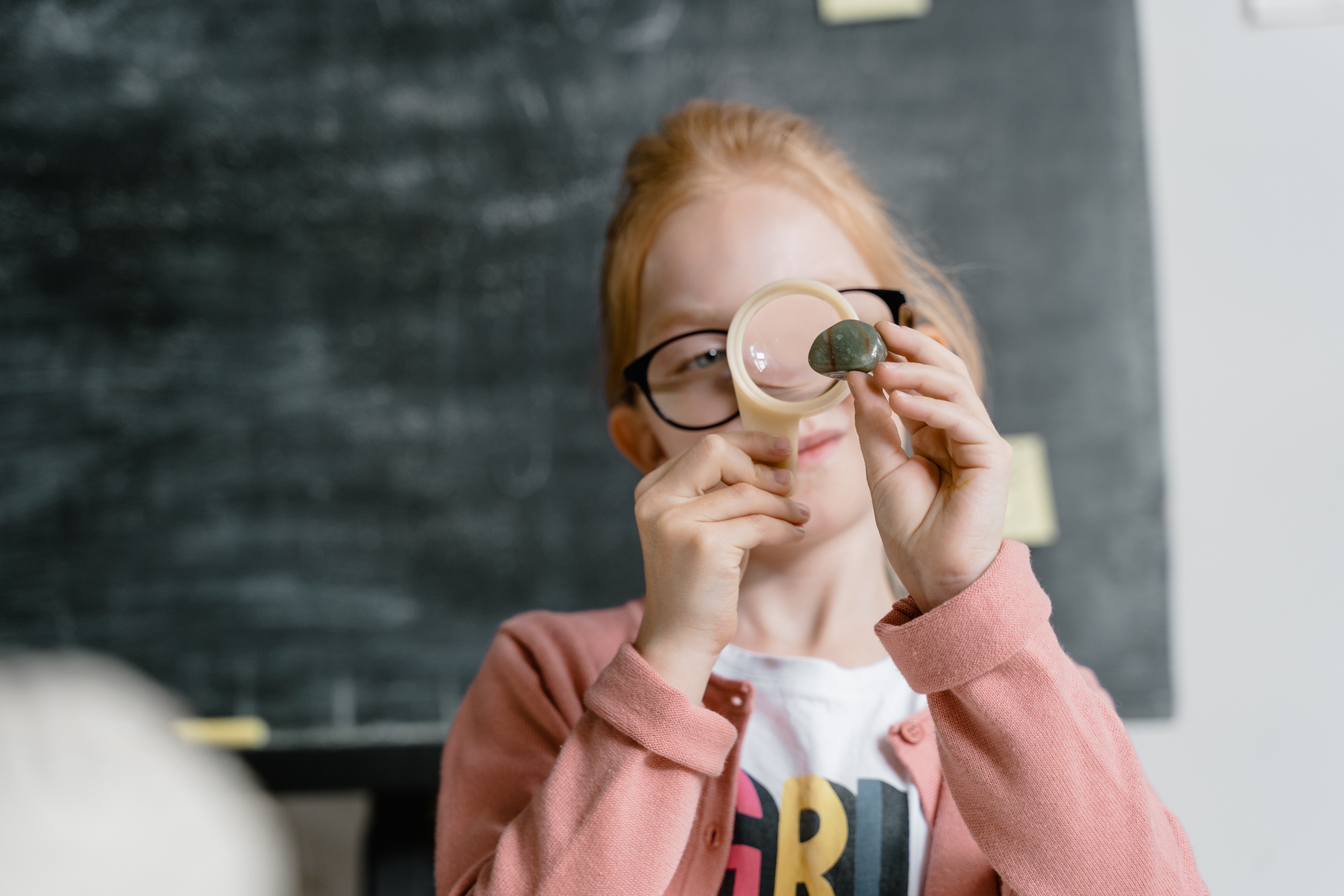 Niña observando Experimento científico en las aulas.