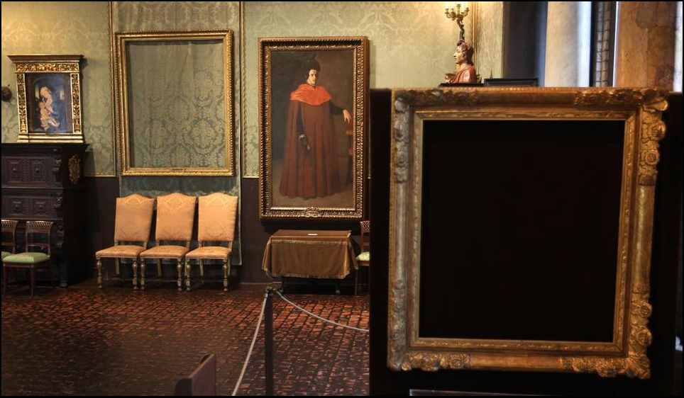 Escena de un museo con el cuadro robado