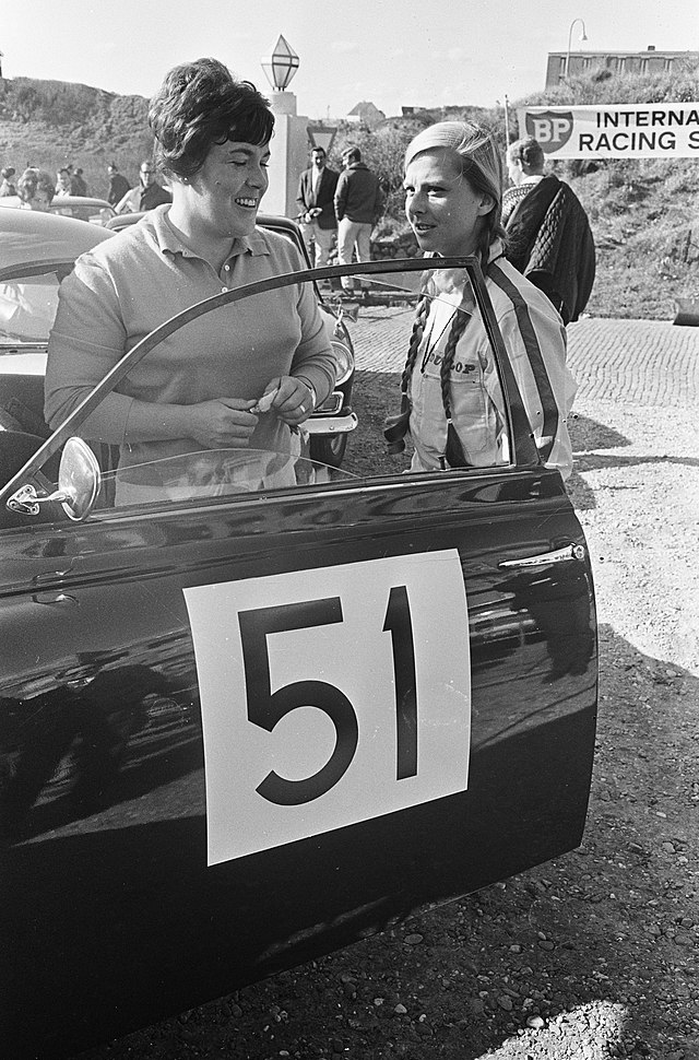 Start Tulpenralley 1967 te Noordwijk, de dames Pat Carlsson (l) y Elisabeth Nys, Bestanddeelnr 920-2581.jpg