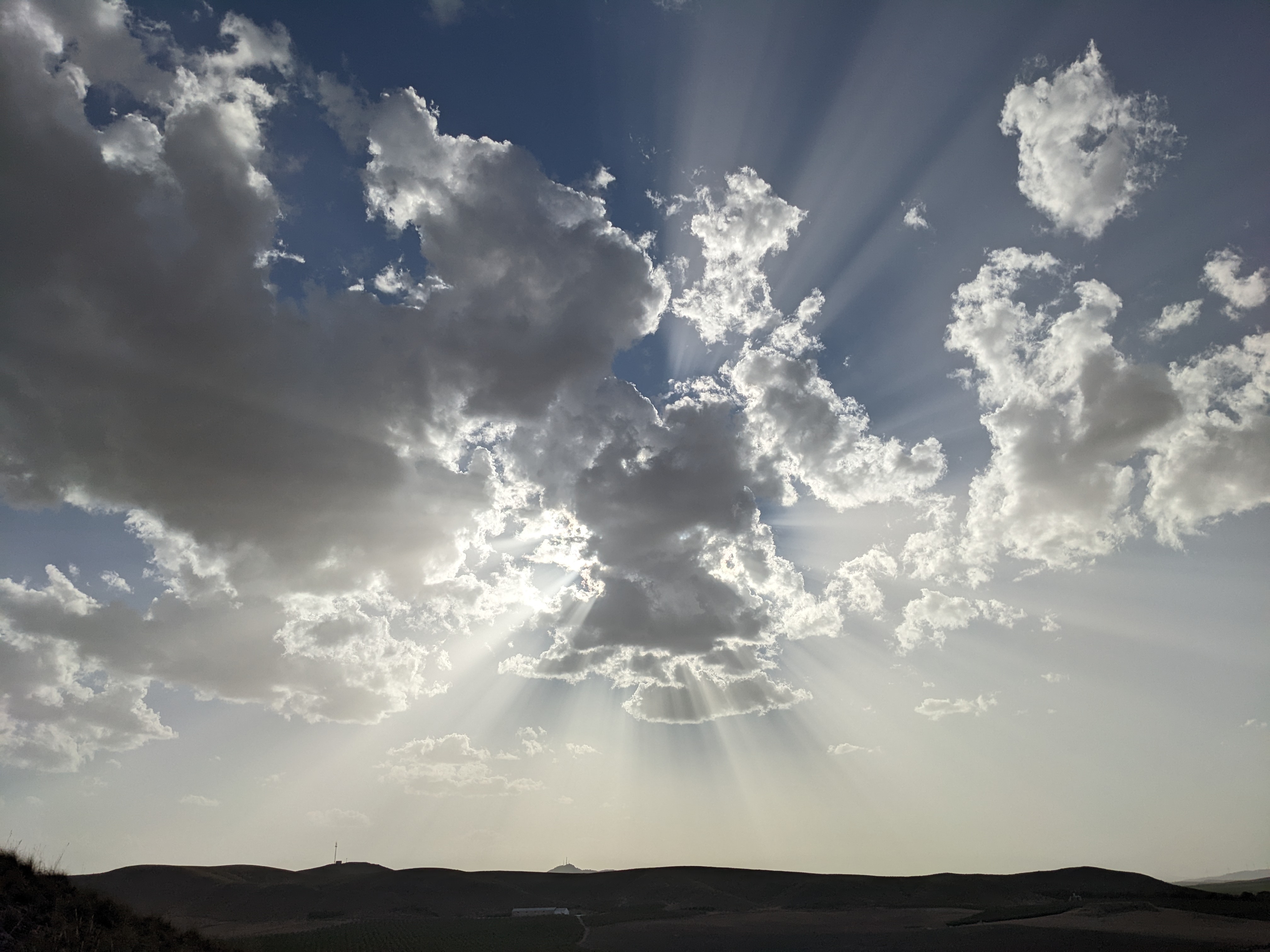 Luz entre nubes