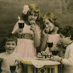 Niños con copas de vino