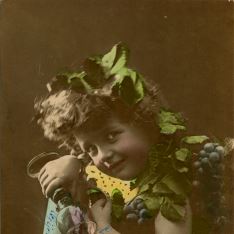 Retrato niña uvas