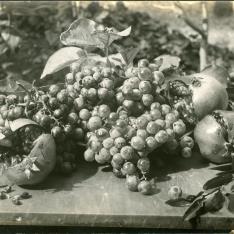Racimos de uva y frutas